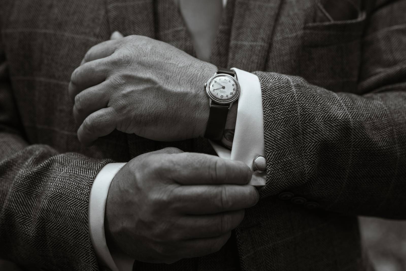 Detail of the groom's cufflinks on Chris and Mandy's wedding morning